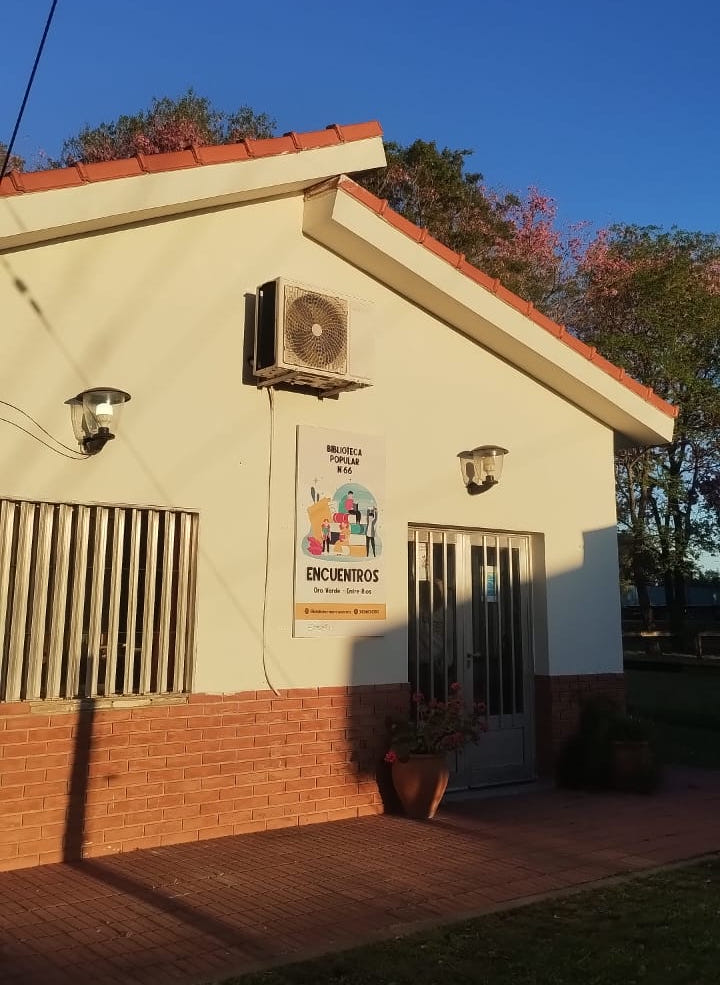 Entrada de la biblioteca, con macetas y bicicleta
